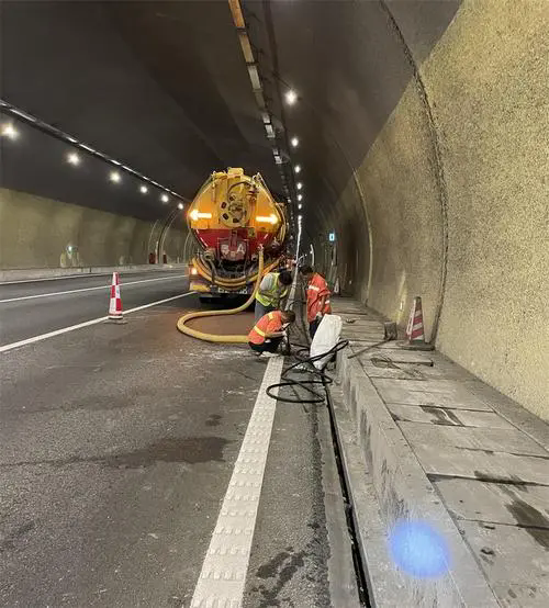 拱墅隧道排水渠清淤